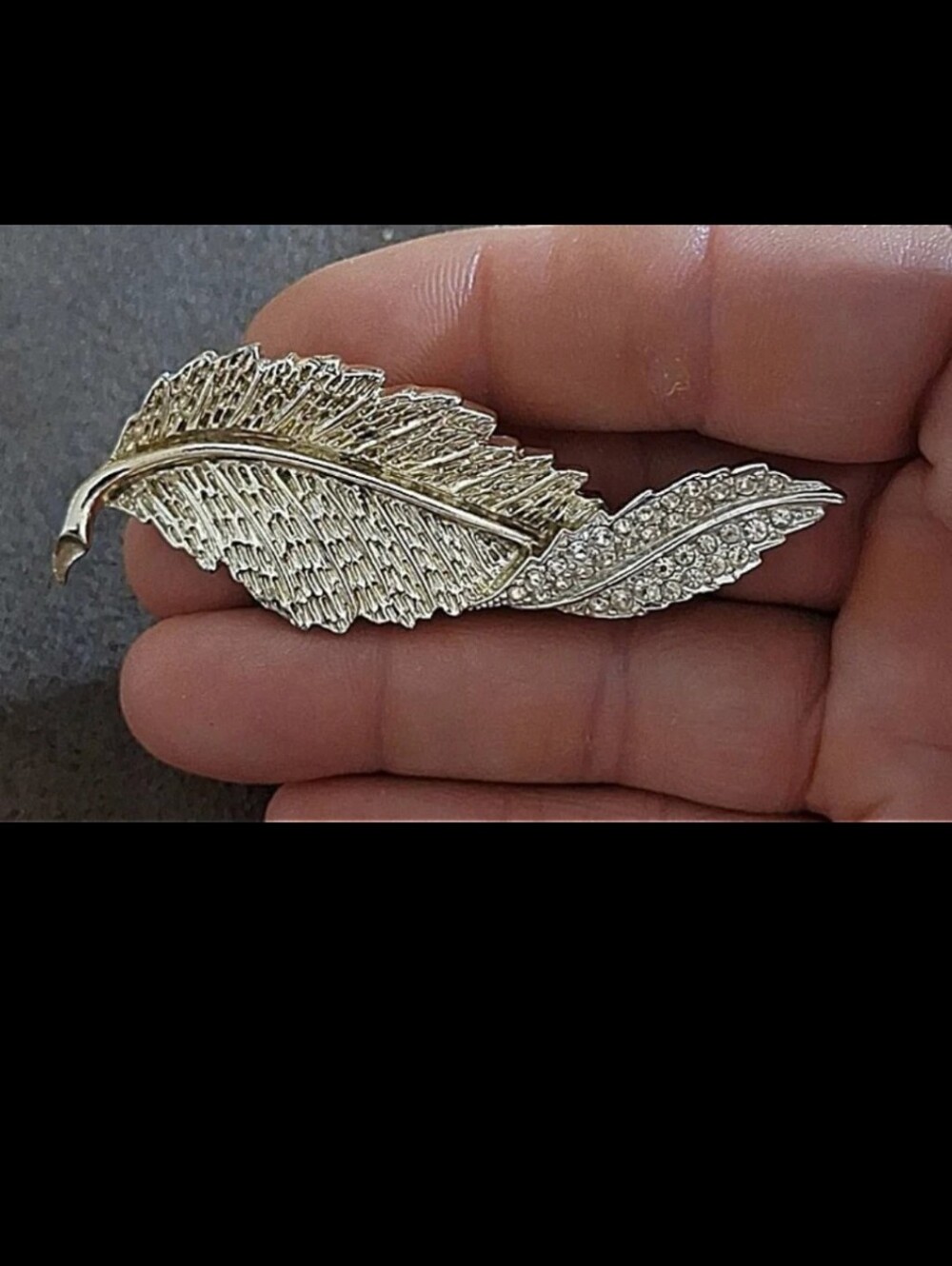 Gorgeous Vintage 1961 Sarah Coventry Paved Stones/Rhinestones Leaf Pin/Brooch.L